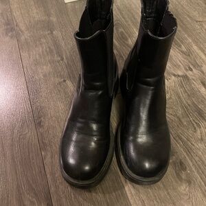 Boots size 9